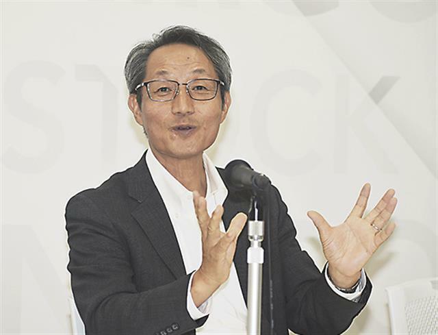 名証で記者会見した山本社長