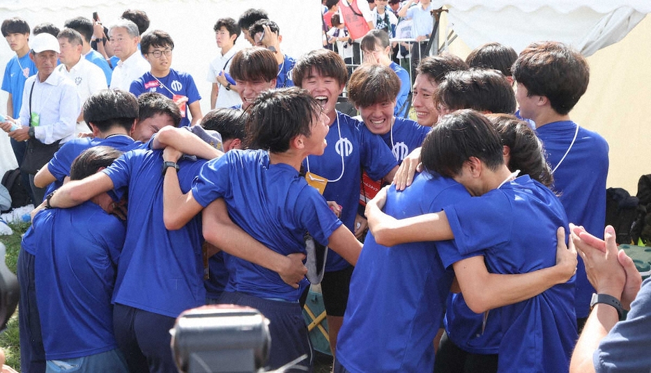 ＜箱根駅伝予選会＞10位で箱根出場を決めた順大選の手たち（撮影・村上　大輔）