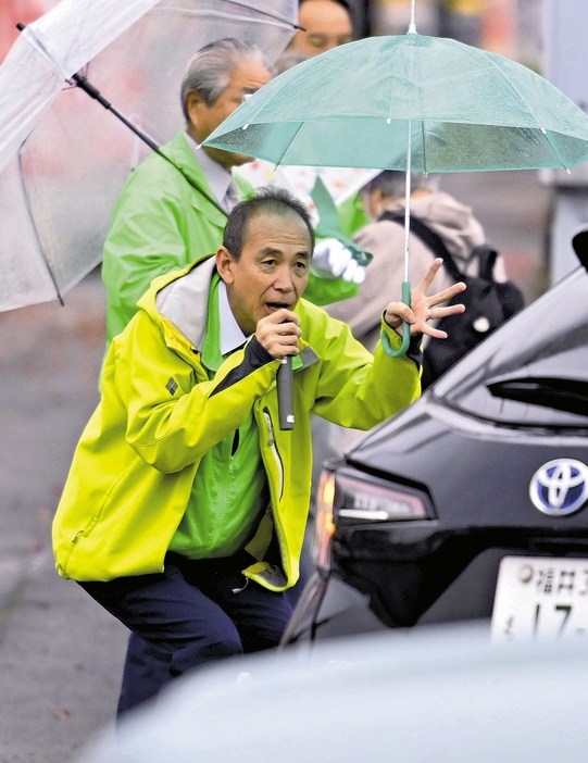 初当選から一夜明け、街頭で決意を語る辻さん（28日午前7時32分、福井県越前市で）＝飯島啓太撮影