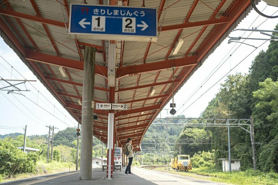 レトロな雰囲気を残しつつ、朱色が映える霧島神宮駅のホーム