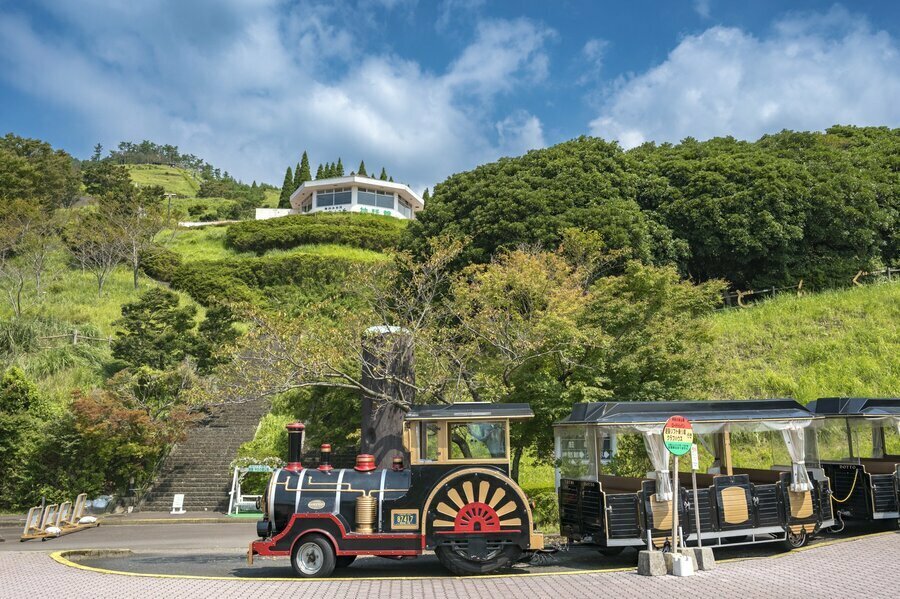 遊覧リフトや展望台などがある「霧島神話の里公園」。今回は駐車場でひと休み