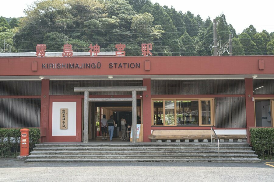 国宝・霧島神社へのアクセス拠点にふさわしい駅へと生まれ変わった