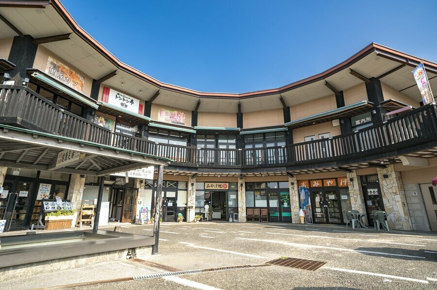 地元の特産品が手に入るお土産店や鹿児島名物の黒豚が食べられるレストランが揃った「霧島温泉市場」