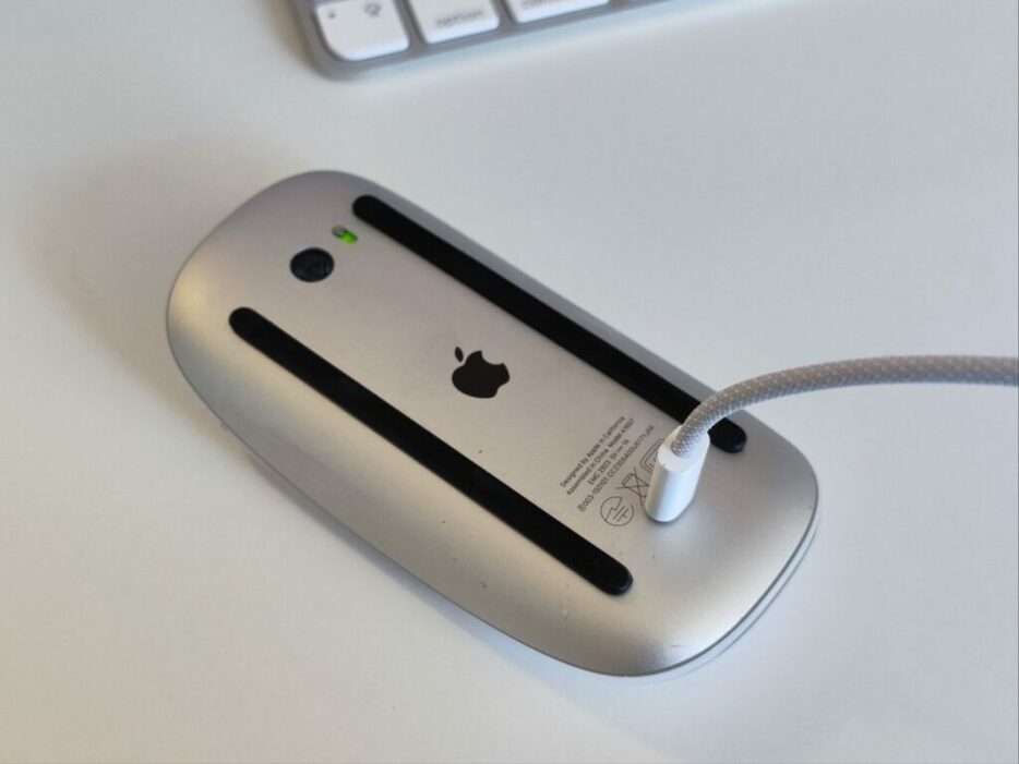 「Magic Mouse」を充電する様子’（編集部撮影）