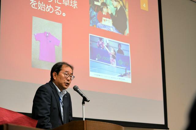 新聞週間の集いで、石川佳純さんについて語る父の公久さん=2024年10月18日午後6時54分、福岡市、泗水康信撮影