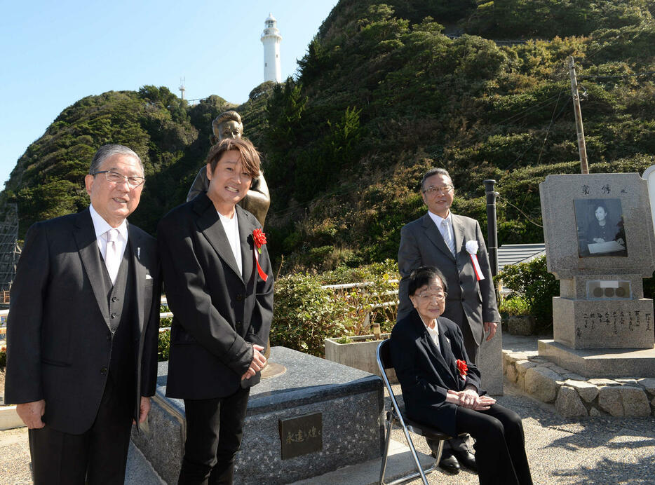 福島・いわき市で行われた美空ひばりさん像の除幕式に参加した、左から徳光和夫、近藤真彦、石井ふく子さん、加藤和也さん