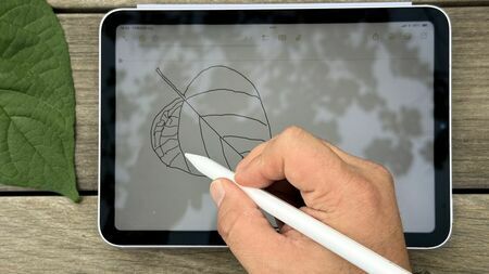 iPad miniとApple Pencil Proで、メモアプリにスケッチ。コンパクトでどこにでも持ち運べるAI時代の文具だ（筆者撮影）