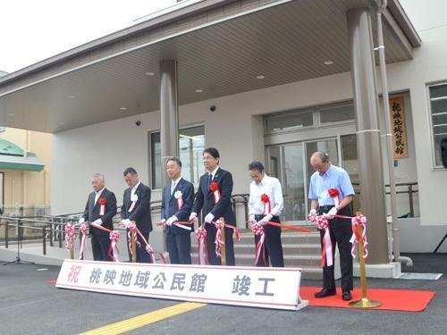 テープカットをする大橋市長ら（左から3人目）