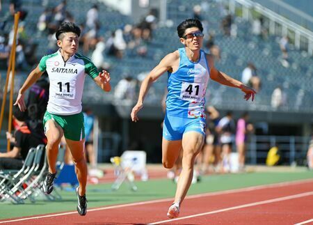 陸上成年男子300メートル決勝　優勝した今泉堅貴（右、チームSSP）＝佐賀市のSAGAスタジアム