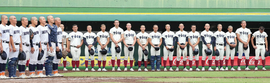 滋賀学園に敗れ、ベンチ前で肩を落とす大阪桐蔭ナイン（カメラ・馬場　秀則）