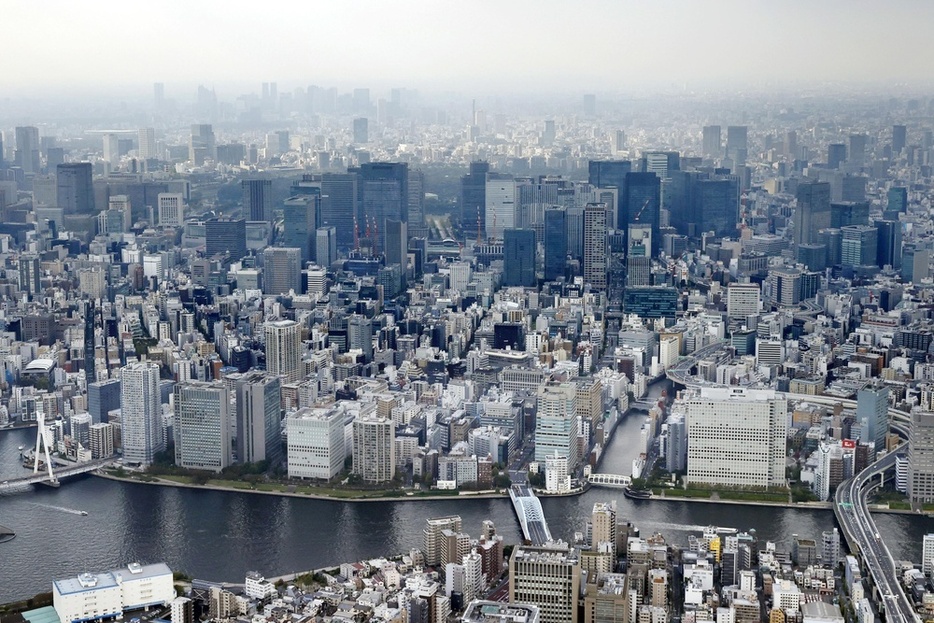 東京都心のビル群＝2023年11月