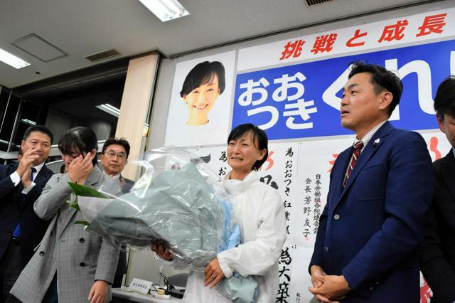 花束を手に涙を流す立憲・大築紅葉氏=北海道小樽市