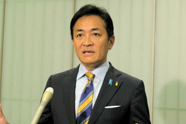 記者団の取材に応じる国民民主党の玉木雄一郎代表=2024年10月30日午前10時40分、東京都港区赤坂、松井望美撮影