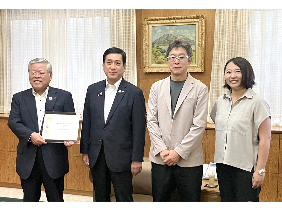 世界地質遺産選定を報告した隈崎悦男喜界町長（左）と、サンゴ礁科学研究所の山崎敦子所長（右）、渡邊剛理事長（同2人目）＝3日、鹿児島県庁（喜界町提供）