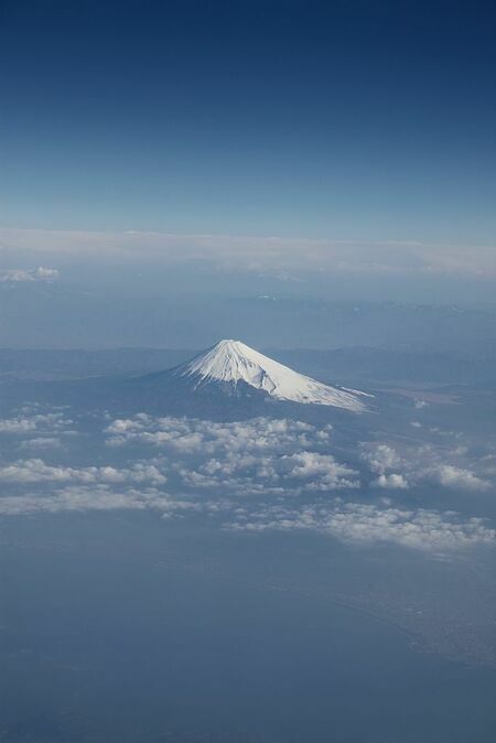 2011年3月の静岡東部地震数日後の富士山。静岡東部地震は、海洋プレートによって引きずり込まれた大陸プレートが元に戻ろうとする際に起こる「大陸プレート内地震」と考えられている。震源域は富士山南麓。富士山の下はプレートの境界域である　photo by g……