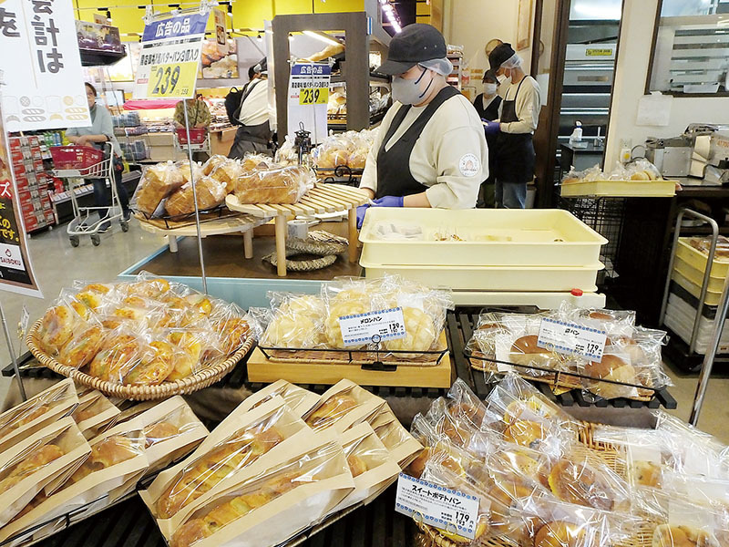 焼きたてのパンが並ぶ「いるたこっこ」＝白岡市上野田