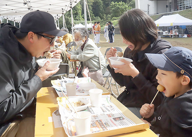 芋煮などを楽しんだ「月山和牛三酒まつり」＝西川町・旧川土居小