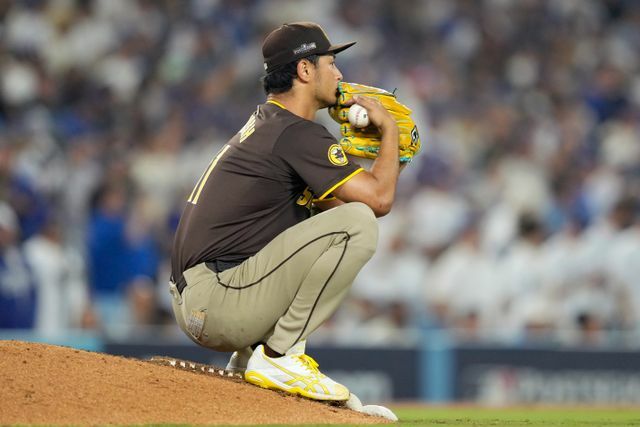 外野の様子をマウンドでしゃがんでみつめるダルビッシュ投手(写真：AP/アフロ)