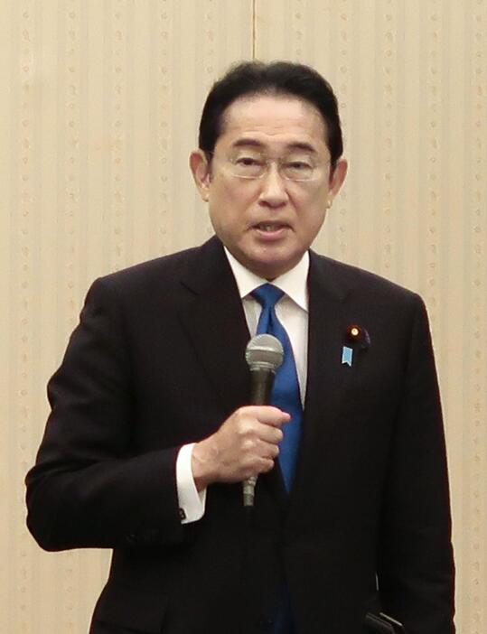 支持者らを集めた会合であいさつする岸田前首相＝6日午前、広島市