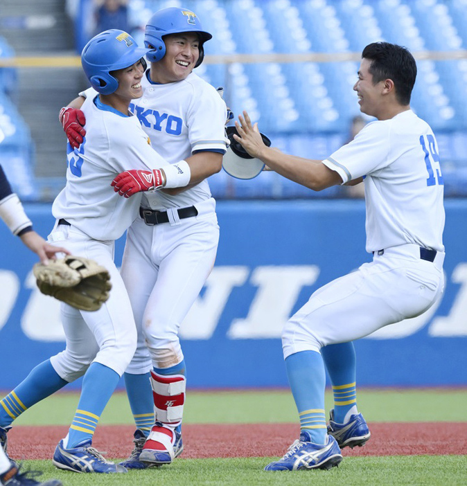 東大・門田は9回裏一死二塁から右越え二塁打がサヨナラ打。リーグ戦初打点で歓喜の中央にいた[写真＝矢野寿明]