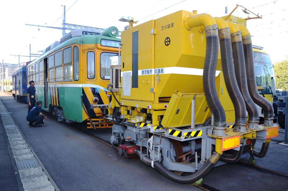 老朽化のため引退が決まった「芝刈り電車」とヘッドライトが印象的な散水電車＝鹿児島市上荒田町の市交通局