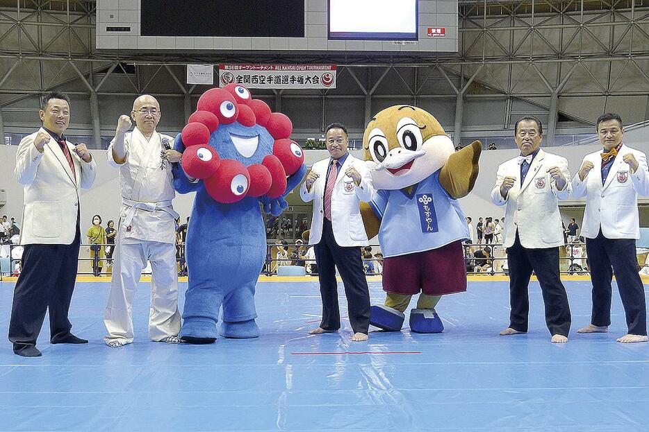 昨年の大会の様子。今大会で会長を務める大阪観光局の溝畑宏理事長（左から2人目）、大会最高顧問の緑健児新極真会代表（中央）