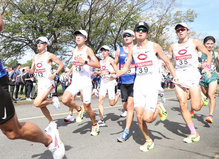 ＜箱根駅伝予選会＞市街地コースに向かう中大選手たち　（撮影・村上　大輔）