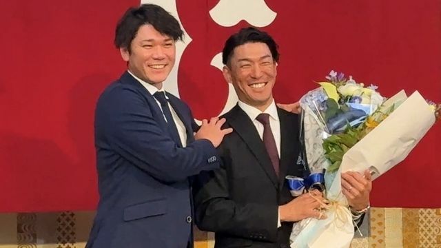 笑顔の梶谷隆幸選手と坂本勇人選手