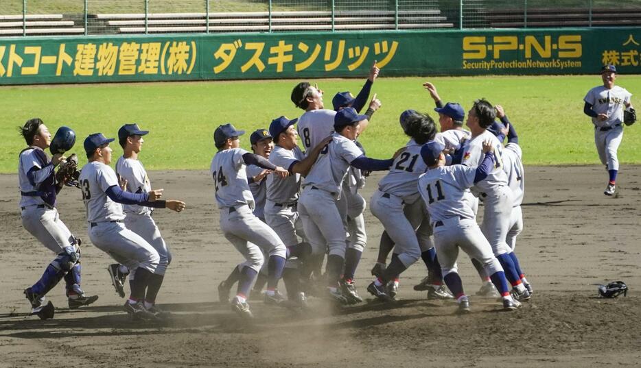 関西学生野球リーグで2季連続17度目の優勝を決め、喜ぶ関学大の選手たち＝わかさスタジアム京都