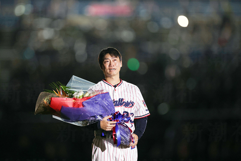 引退セレモニーで花束を手に涙を浮かべるヤクルト「青木宣親」（10月2日）