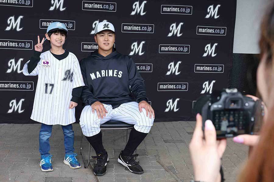 ZOZOマリンスタジアムで「2ショット写真撮影会」を開催【写真：球団提供】