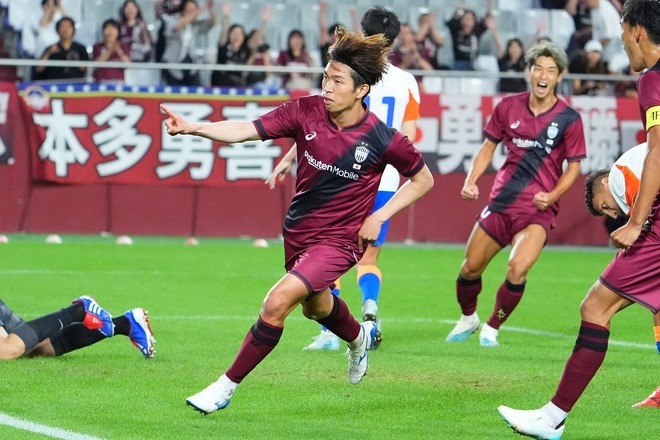 先制ゴールを挙げた宮代。神戸が中国の山東を２－１で下した。写真：田中研治（サッカーダイジェスト写真部）