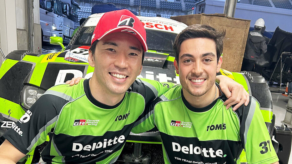 優勝直後の笹原右京選手とジュニアーノアレジ選手と37号車Deloitte TOM'S GR Supra