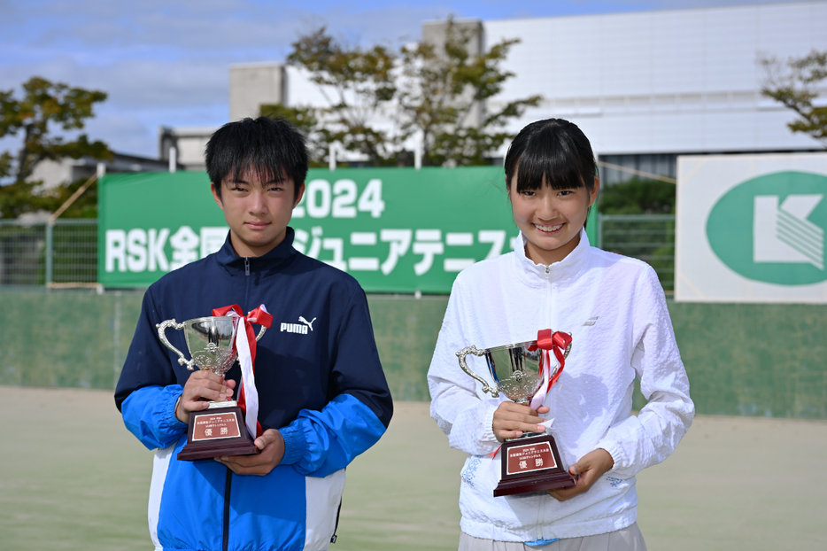 「RSK全国選抜ジュニアテニス大会」（岡山県岡山市・浦安総合公園テニスコート）で優勝を飾った金田歩積（千葉／アポロコーストテニスクラブ：左）と坂田芽優（東京／狛江インドアジュニアATPチーム）（写真提供◎RSK全国選抜ジュニアテニス大会、撮影◎北沢勇）