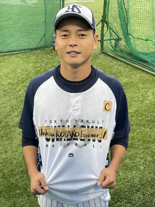 引退試合に臨むヤクルト・山崎晃大朗は村上宗隆が粘着テープに書いたメッセージを貼り付け練習を行った