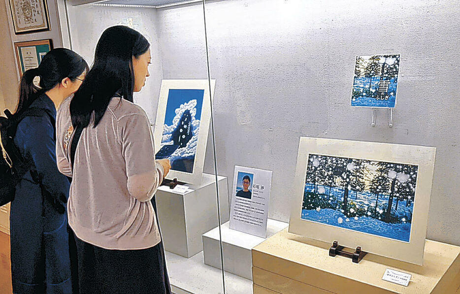 絵本の原画に見入る来館者=加賀市中谷宇吉郎雪の科学館