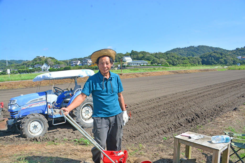 畑の前に立つ中西さん＝館山