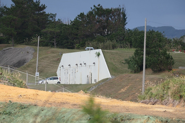 かつて核兵器が貯蔵されていた米軍の特殊弾薬庫=2023年12月、辺野古弾薬庫地区　筆者撮影