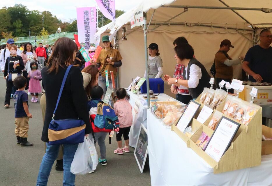 町内産の食材や商品が並び、大勢の家族連れでにぎわう「京丹波マルシェ」（京丹波町役場）