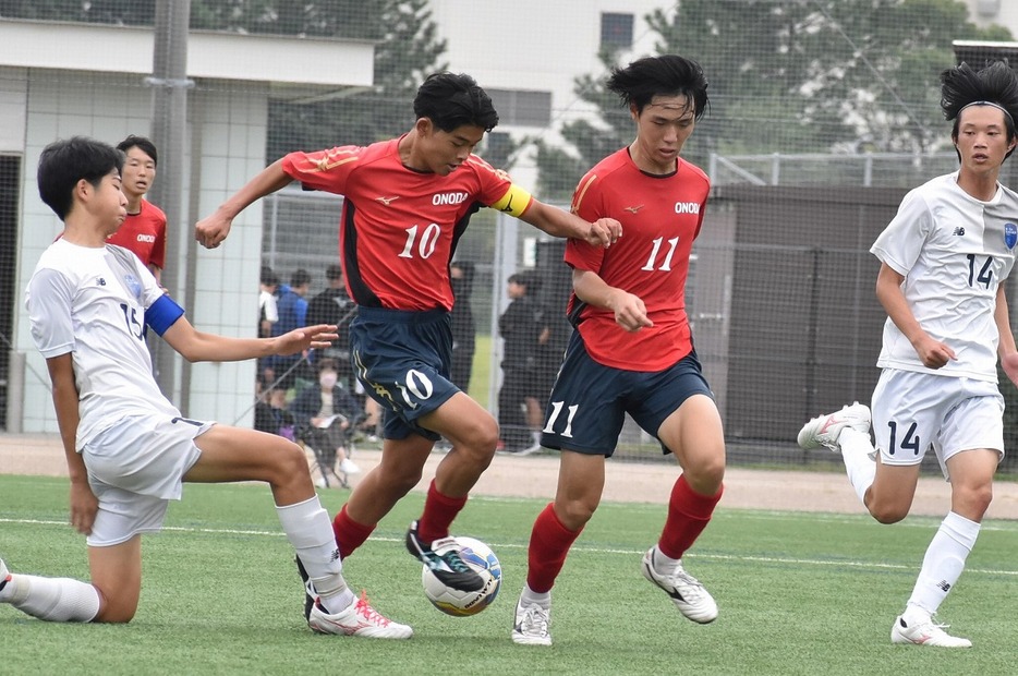 中央突破を試みる小野田の選手（26日午前10時35分ごろ、山陽小野田市立サッカー交流公園で）