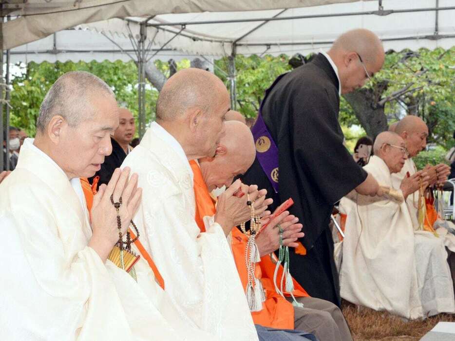 秋季慰霊祭が営まれた真田山旧陸軍墓地。戦没者に対し、僧侶らが手を合わせ読経した＝26日午前、大阪市天王寺区玉造本町（土屋宏剛撮影）