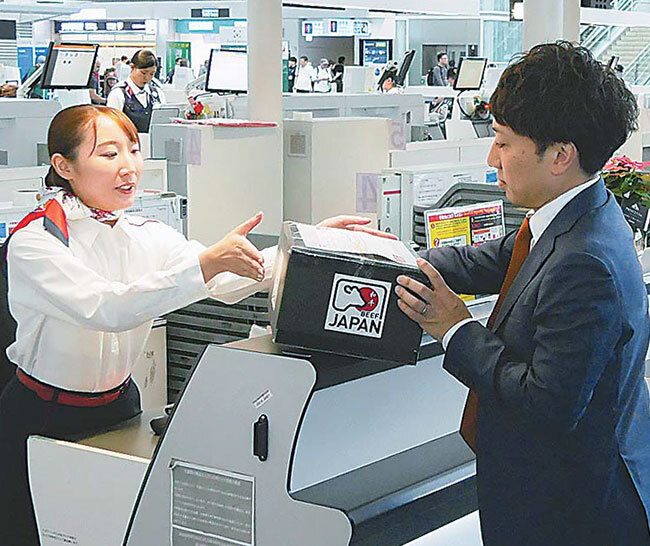 預け手荷物で手軽に和牛を持ち運べる（7日、東京都大田区で）