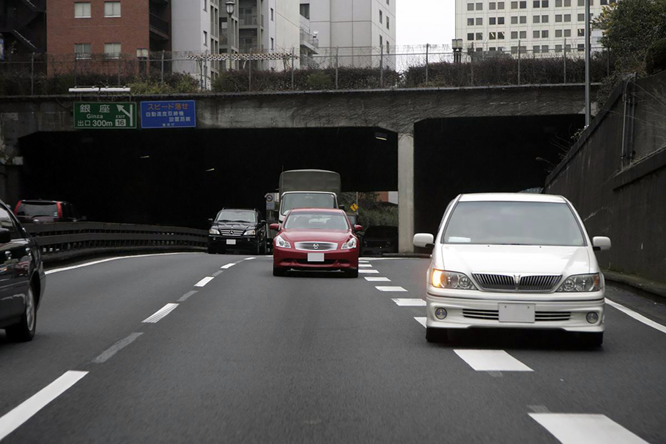 、加速車線の先頭まで進み、規則正しく1台ずつ交互に合流することを「ファスナー合流」と呼び、渋滞緩和に効果的だと関係機関が呼びかけているがなかなか広まらないのが実情だ。