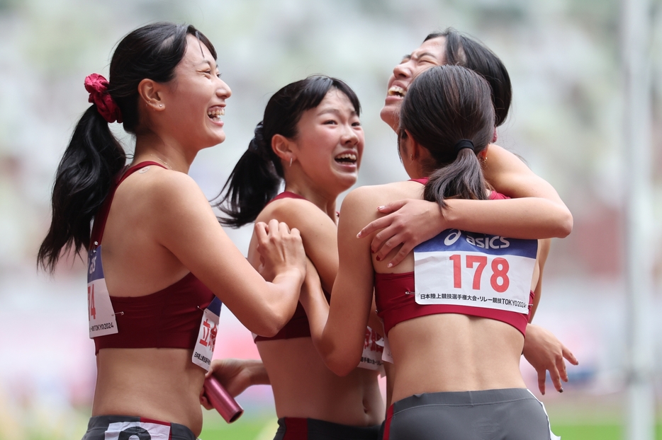 日本選手権を制して喜ぶ立命大女子4×400mRメンバー