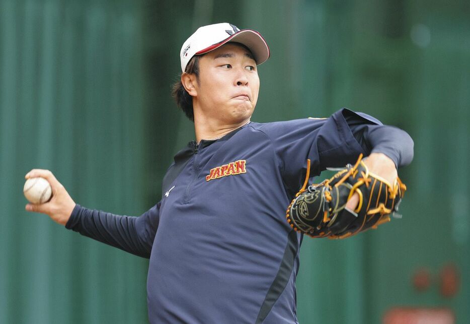 ブルペンで投球する野球日本代表の高橋