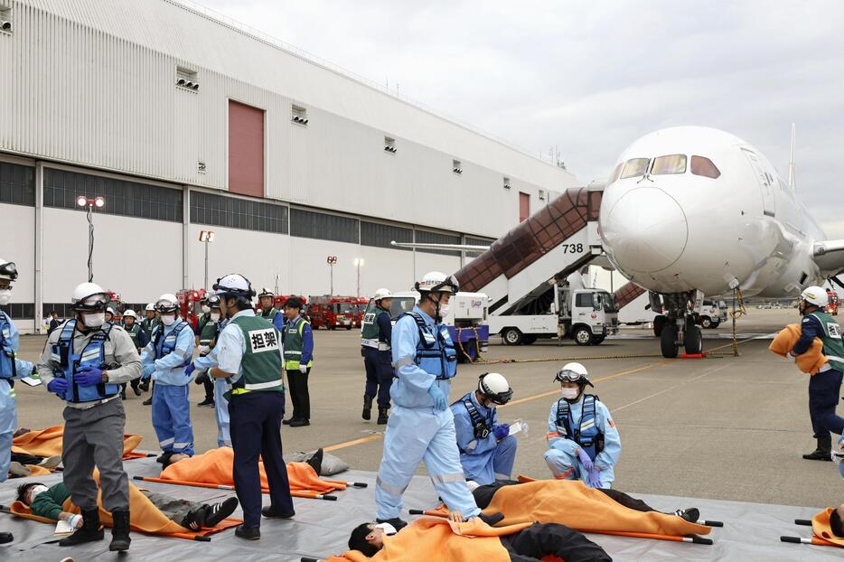 成田空港で行われた実際の機体を使った大規模訓練＝17日午後