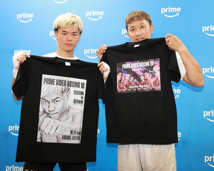 プロ第５戦のＴシャツを手にする那須川天心と粟生隆寛トレーナー(右）（カメラ・堺　恒志）