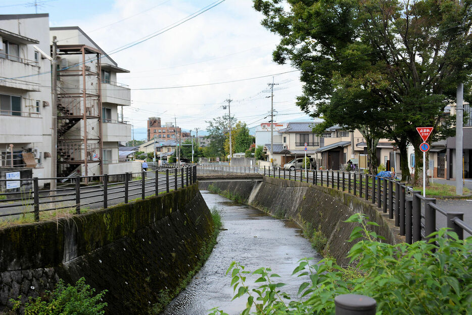 音羽川に架かる茶屋ノ前橋から見た下流方向。川の流路の先には修学院小があり、土砂が流れ込んだ（京都市左京区修学院）