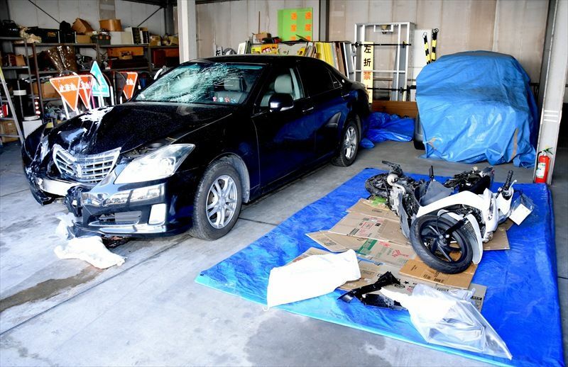 被告が運転していた乗用車（左）と佐々木さんが乗っていたオートバイ＝２月15日、宇都宮南署