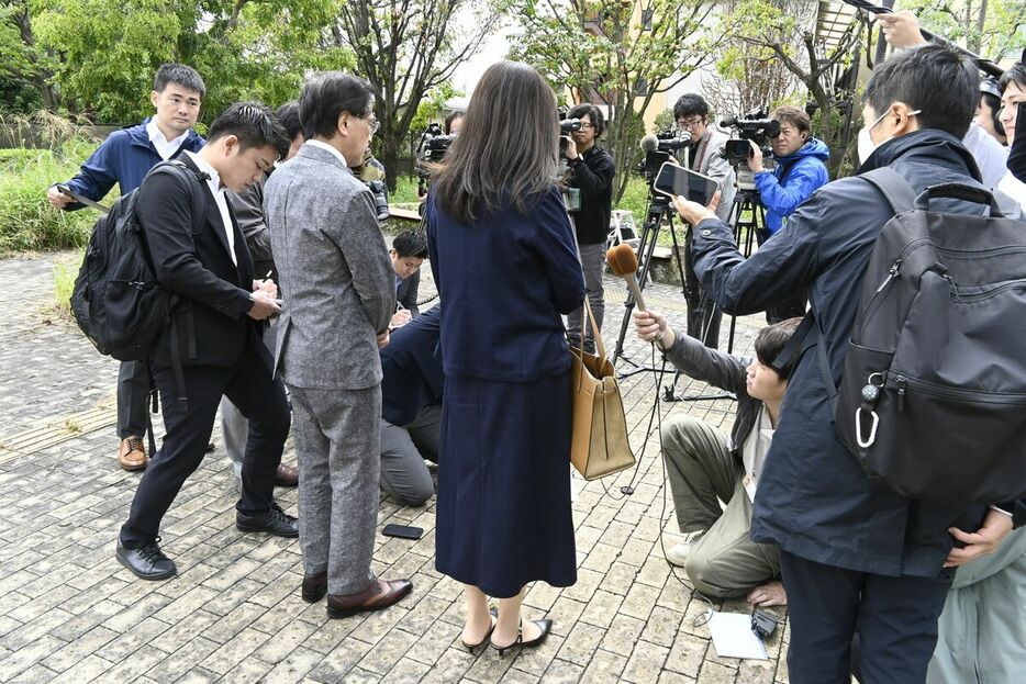 報道陣の質問に答える佐々木さん（中央）ら＝10日午前10時40分、宇都宮市材木町